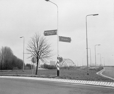 855480 Afbeelding van ANWB-richtingborden op het verkeersplein Hooggelegen te Utrecht.